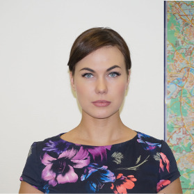 Приклад початкового фото, яке потрібно взяти для того, щоб зробити фото на паспорт або візу на visafoto.com